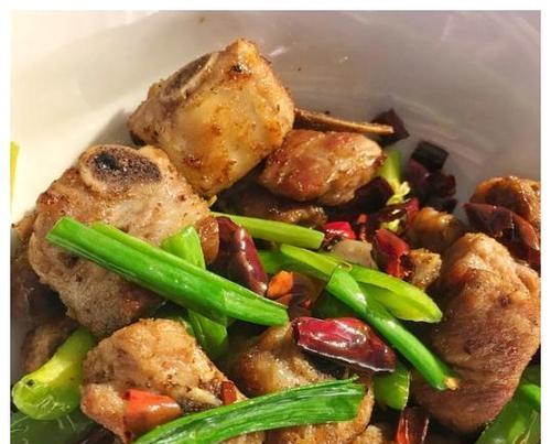 学会以香煎小排骨的烹饪方法（简单易学，美味可口的家常菜）