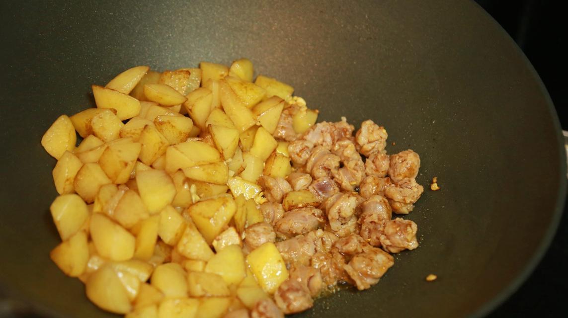 美味可口的香煎土豆香肠块（用最简单的方法，做出最美味的家庭晚餐）