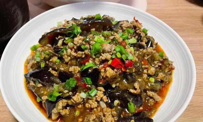 以香煎肉末酱烧茄子，做出美味的中式家常菜（15个步骤教你轻松制作美味烧茄子）
