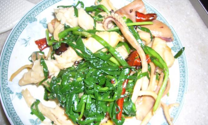 鲜嫩鱿鱼炒韮菜，轻松做出香气扑鼻的下饭佳品（韮菜炒鱿鱼）