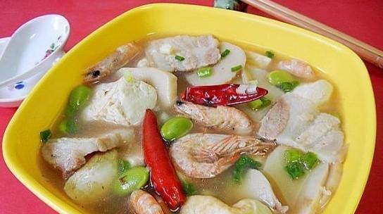 白菜鲜虾汤的做法（营养丰富的家常菜谱）