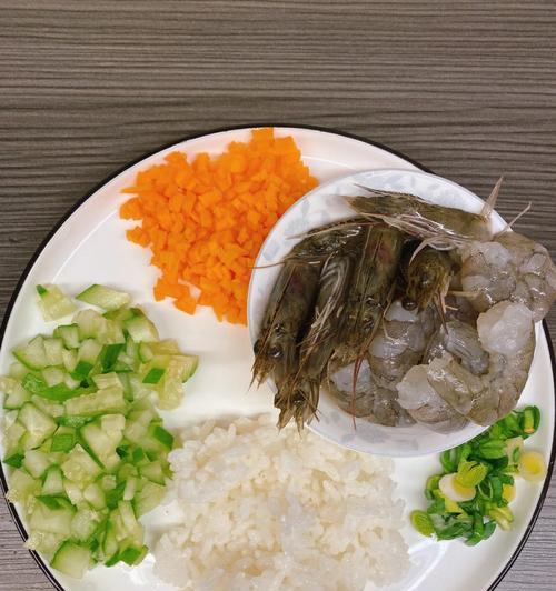 鲜虾时蔬烩饭的做法（一道美味又营养的家常菜）