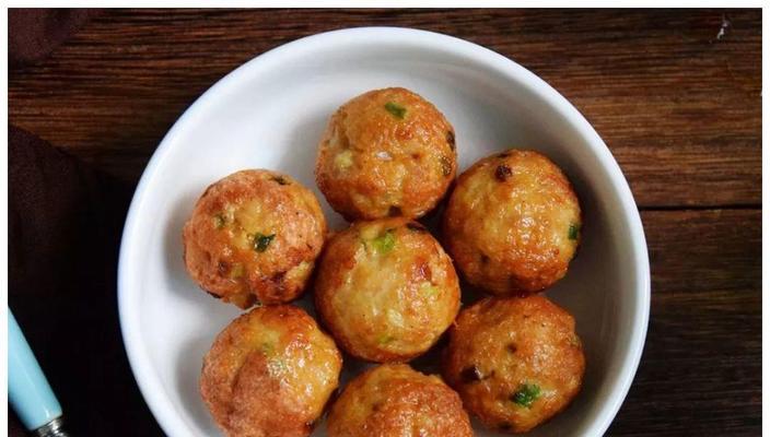如何制作美味的鲜虾鸡肉丸子汤（简单易学的制作方法）