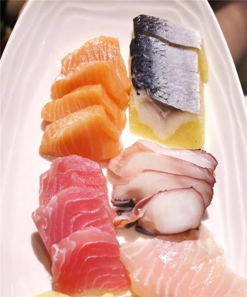 美味健康的鲜虾鲑鱼卷（简单易学的制作步骤）