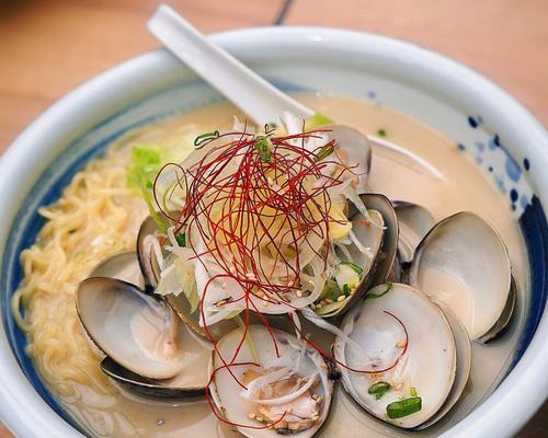 如何做一锅鲜味蛤蜊汤（用鲜嫩蛤蜊打造美味汤品/蛤蜊+青菜）