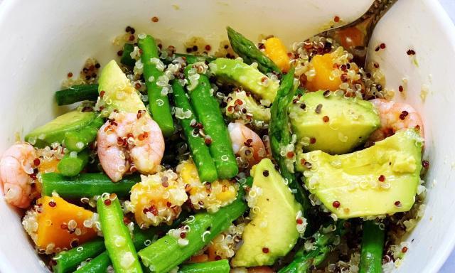 健康美味的三文鱼鲜蔬沙拉（教你如何制作营养均衡的沙拉）