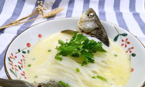 鲜美金针菇鱼汤的做法（家庭厨房的美味佳肴）