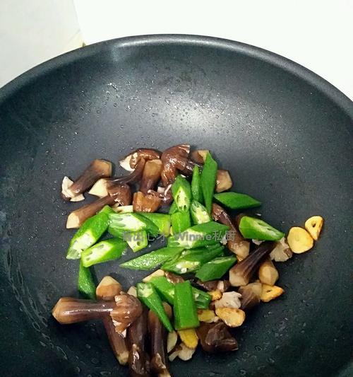 鲜菇蒜炒秋葵，健康美味佳肴（用鲜菇和大蒜为秋葵添色）