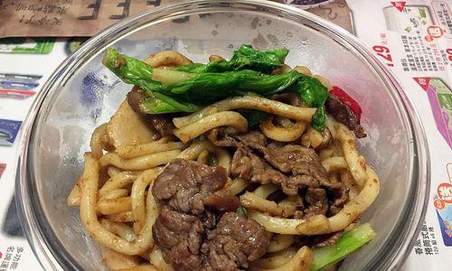 鲜菇牛肉炒乌龙面，轻松做出美味佳肴（15个步骤教你做出口感的鲜菇牛肉炒乌龙面）