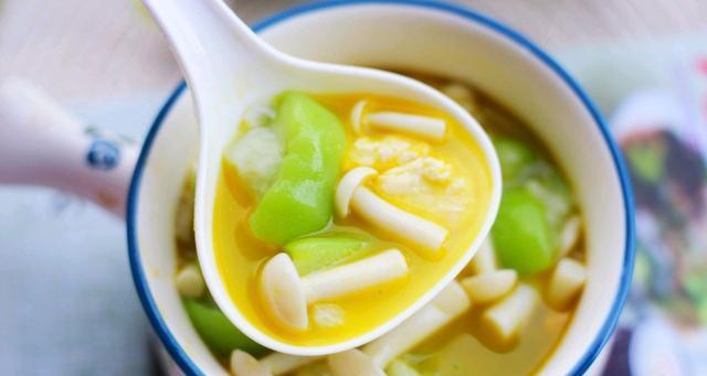 家常美食——菠菜海鲜菇蛋花汤（健康鲜美）