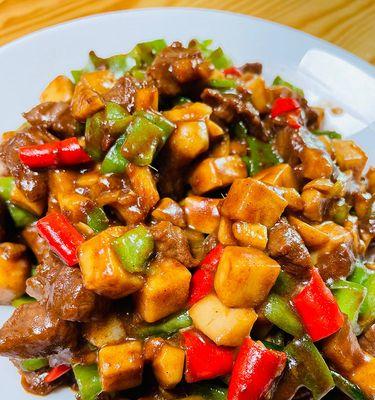 鲜菇炒牛肉，健康美味的家常菜（用新鲜鲜菇和嫩牛肉打造的营养丰富）