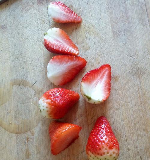 以仙人掌果草莓酸奶打造夏日健康美食（清爽饮食）