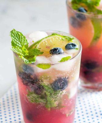 怎样制作清凉解暑的蓝莓汁（夏日必备的饮品）