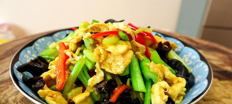 家常美食，以西芹炒鸡蛋（一道简单好吃的下饭菜）