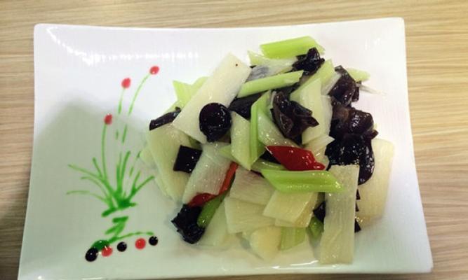 以西芹百合炒木耳，打造清爽美味佳肴（用新鲜食材制作）