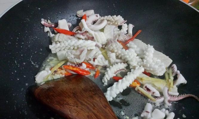 以西兰花杂炒鱿鱼，健康美味两不误（高蛋白低脂）