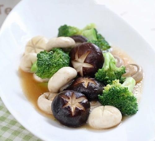 健康美味的以西兰花双菇佳肴（以西兰花和双菇搭配出的绿色营养餐）