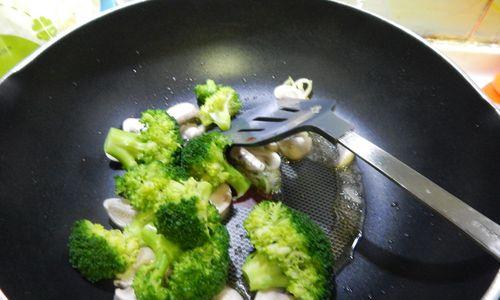 美味健康的以西兰花炒蘑菇（做法简单）