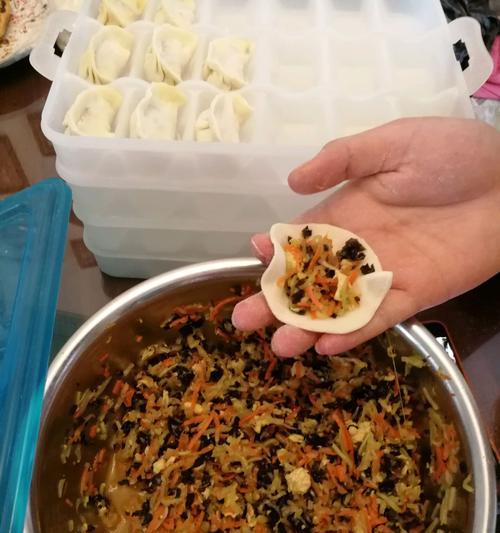 尝试制作美味可口的以西葫芦萝卜鸡蛋馅饺子（用新鲜的食材为家人烹制一顿健康的美食）