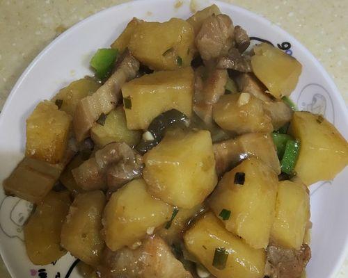 五花肉炖土豆的做法（一道美味又简单的家常菜）
