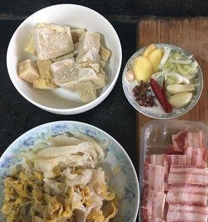 五花肉炖冻豆腐，美味又健康（以五花肉为主材）