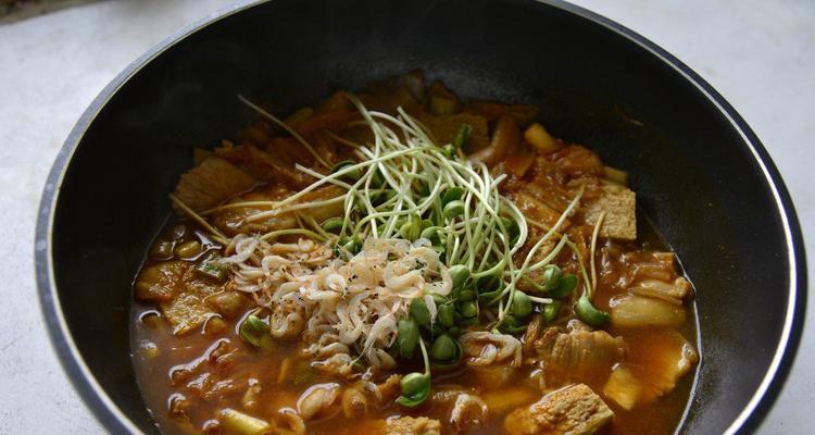 五花肉炖冻豆腐，美味又健康（以五花肉为主材）