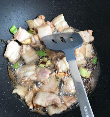 五花肉豆腐的制作方法（用五花肉和豆腐做出美味可口的佳肴）