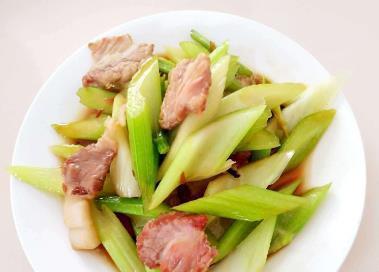 五花肉炒西芹，美味又健康（做法详解）