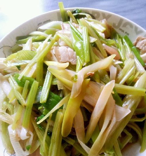 五花肉炒西芹，美味又健康（做法详解）