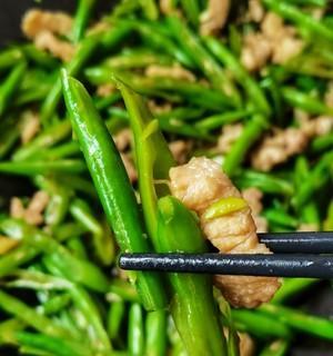 五花肉炒四季豆木耳的家常美食（美味易做的下饭佳品）