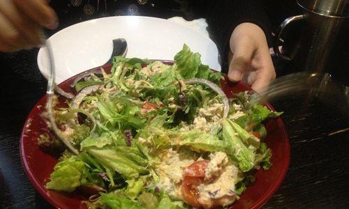五彩蔬菜沙拉——健康与美味并存的餐桌主角（色彩艳丽）