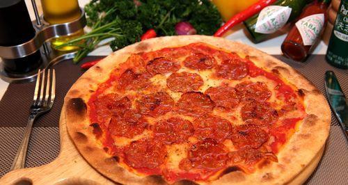 用自制田园蔬菜香肠打造美味披萨（15个步骤教你轻松制作口感丰富的披萨）