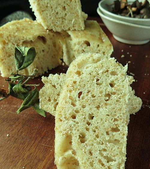 探究天然酵母面包的制作方法（以全天然原材料打造健康美味的面包）