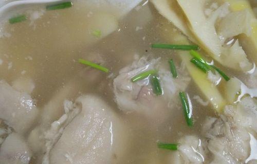 蹄髈黄豆汤的营养与做法（如何煲出营养丰富的蹄髈黄豆汤）