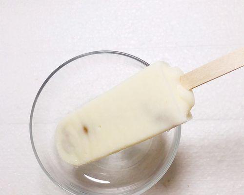 自制提子牛奶雪糕的制作方法（健康美味的夏日甜品）