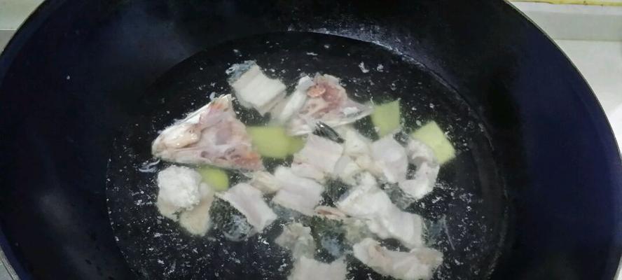 特色乌鱼汤的制作方法（传承经典）