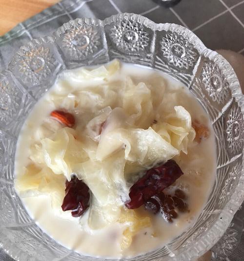 桃胶皂角米雪燕炖银耳，滋补美味健康营养全覆盖（传统食谱再升级）
