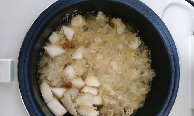 桃胶银耳雪梨的健康美味（以古法炖制）