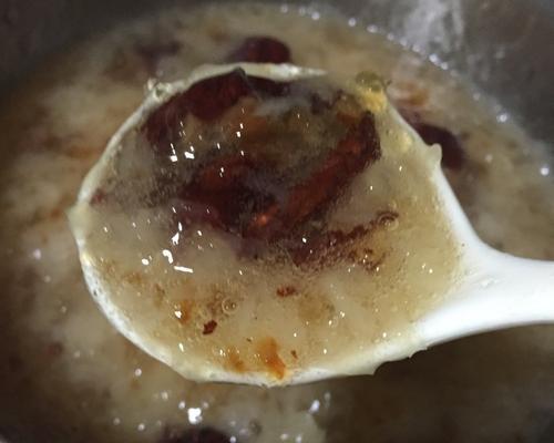 桃胶红枣汤的做法（补血养颜）