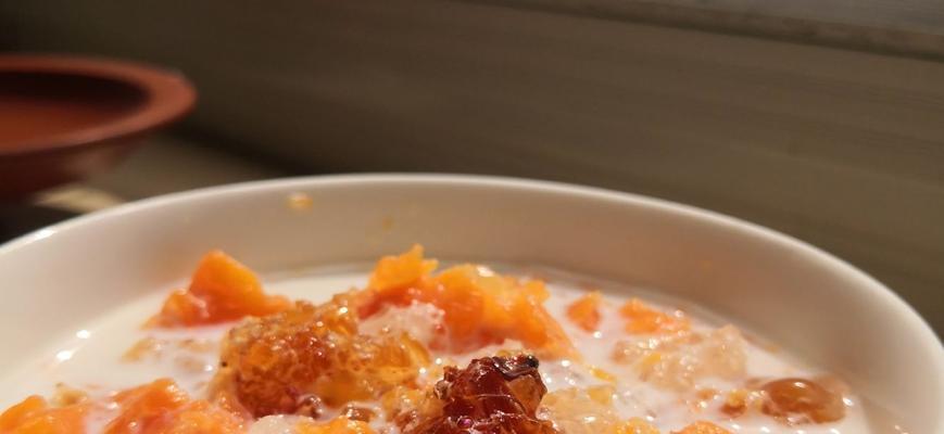 桃胶炖木瓜，清热养生的美味佳肴