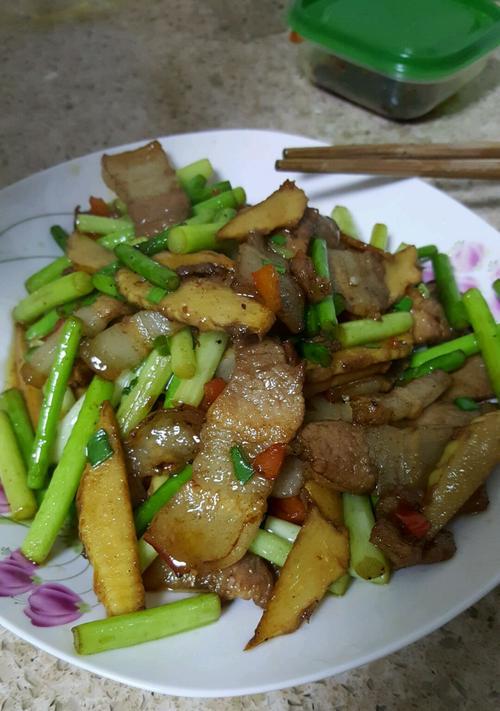 蒜苗炒鸭胸（一道美味又健康的家常菜）