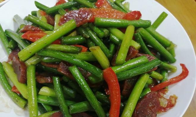 蒜苗炒鸭胸（一道美味又健康的家常菜）