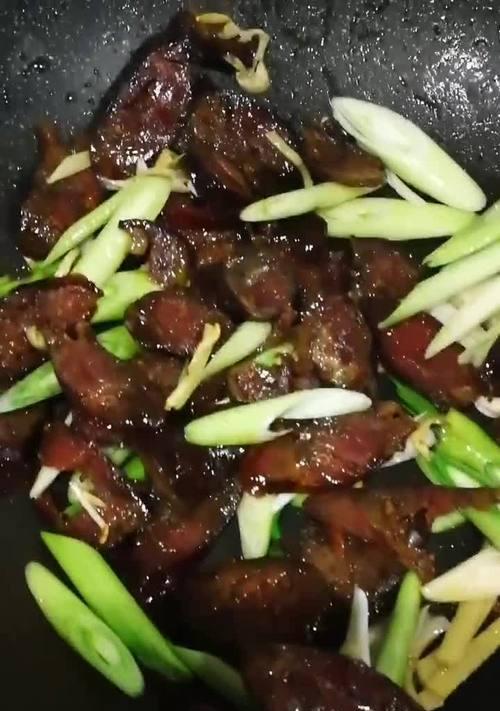 蒜苗炒香肠，香味四溢（用蒜苗的嫩绿与香肠的浓郁碰撞出一道美食佳肴）