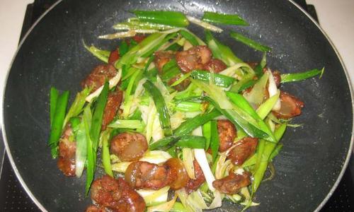 蒜苗炒香肠，香味四溢（用蒜苗的嫩绿与香肠的浓郁碰撞出一道美食佳肴）