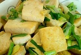 蒜苗炒豆腐，清爽美味的家常菜（健康营养、简单易做）