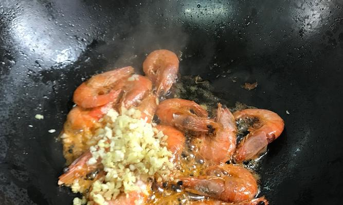 蒜姜吮指大虾的做法（教你如何做出味道鲜美的蒜姜吮指大虾）