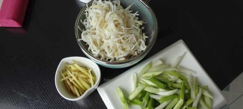 蒜炒银鱼——简单又美味的家常菜（以银鱼为主料）