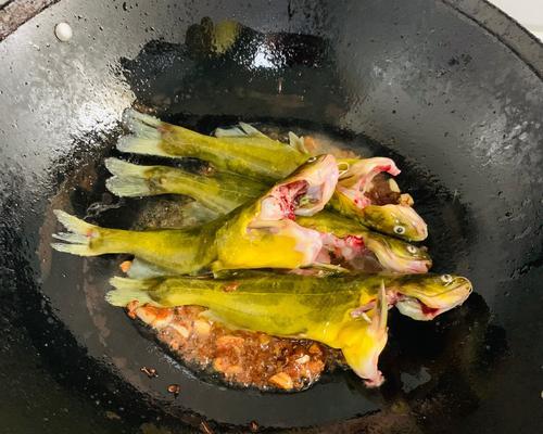 酸汤黄骨鱼的做法（家常菜谱-让你在家也能吃到酸汤黄骨鱼）