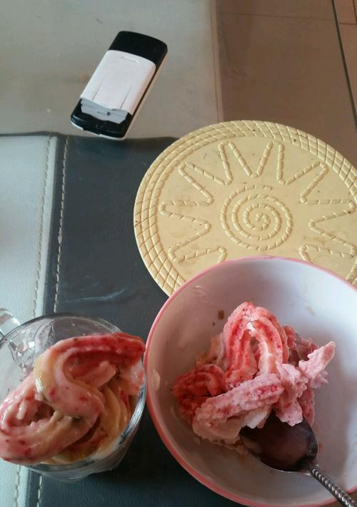 以酸奶西瓜冰淇淋为主材料的夏日美食（酸奶西瓜冰淇淋的制作方法及美味搭配）