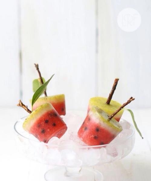 清凉夏日酸奶西瓜冰棍的制作方法（健康美味夏季必备的甜点）